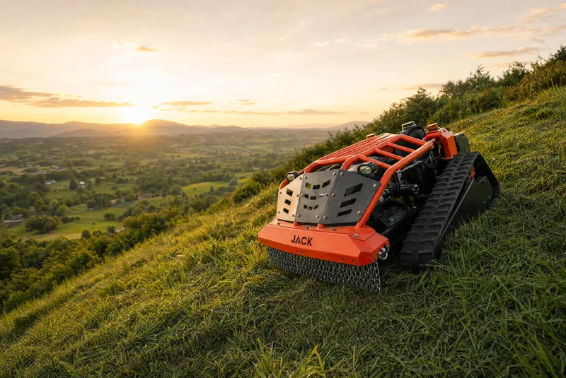 Jack Mulcher ferngesteuerte Mähraupe mit Mulchdeck für Steilhänge