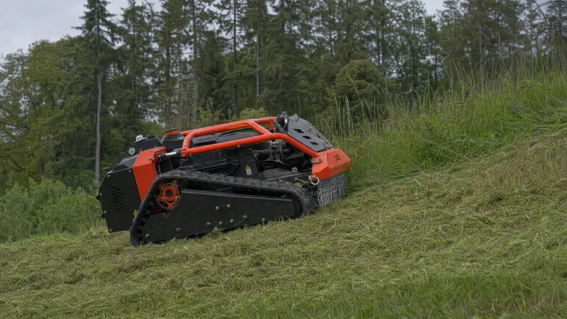 Jack Mulcher ferngesteuerte Mähraupe mit Mulchdeck für Steilhänge
