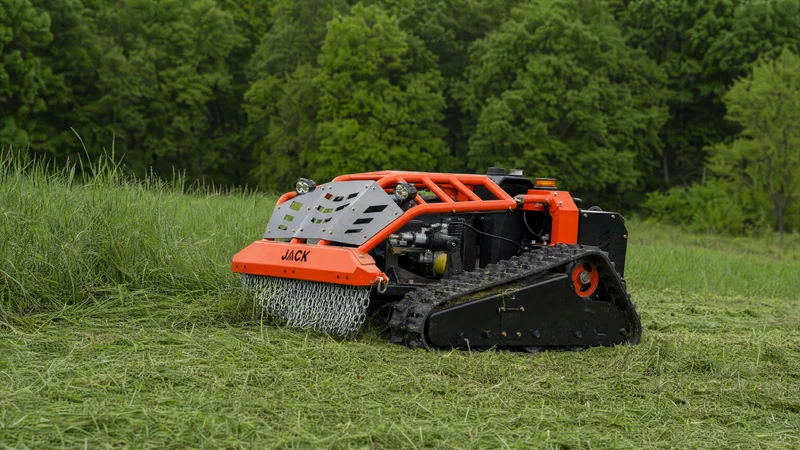 Jack Mulcher ferngesteuerte Mähraupe mit Mulchdeck für Steilhänge